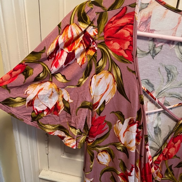 Womens sz S (will fit medium and large !) faux wrap shirt w floral pattern - Picture 3 of 4